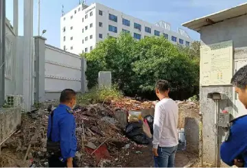 石岩依法对违规乱堆放进行处罚