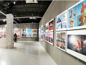 第五届深圳国际摄影大展龙华区平行展开幕，100幅奋斗主题作品亮相