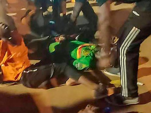 喀麦隆一体育场发生踩踏造成至少8死50伤，非洲足联正调查
