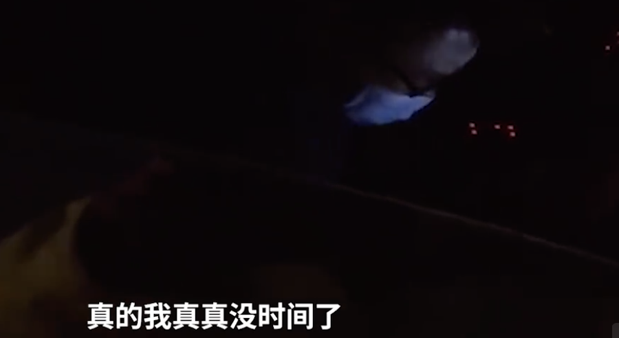 男子为了赶报表高速路上违停 恳请交警“罚我多少钱都行”