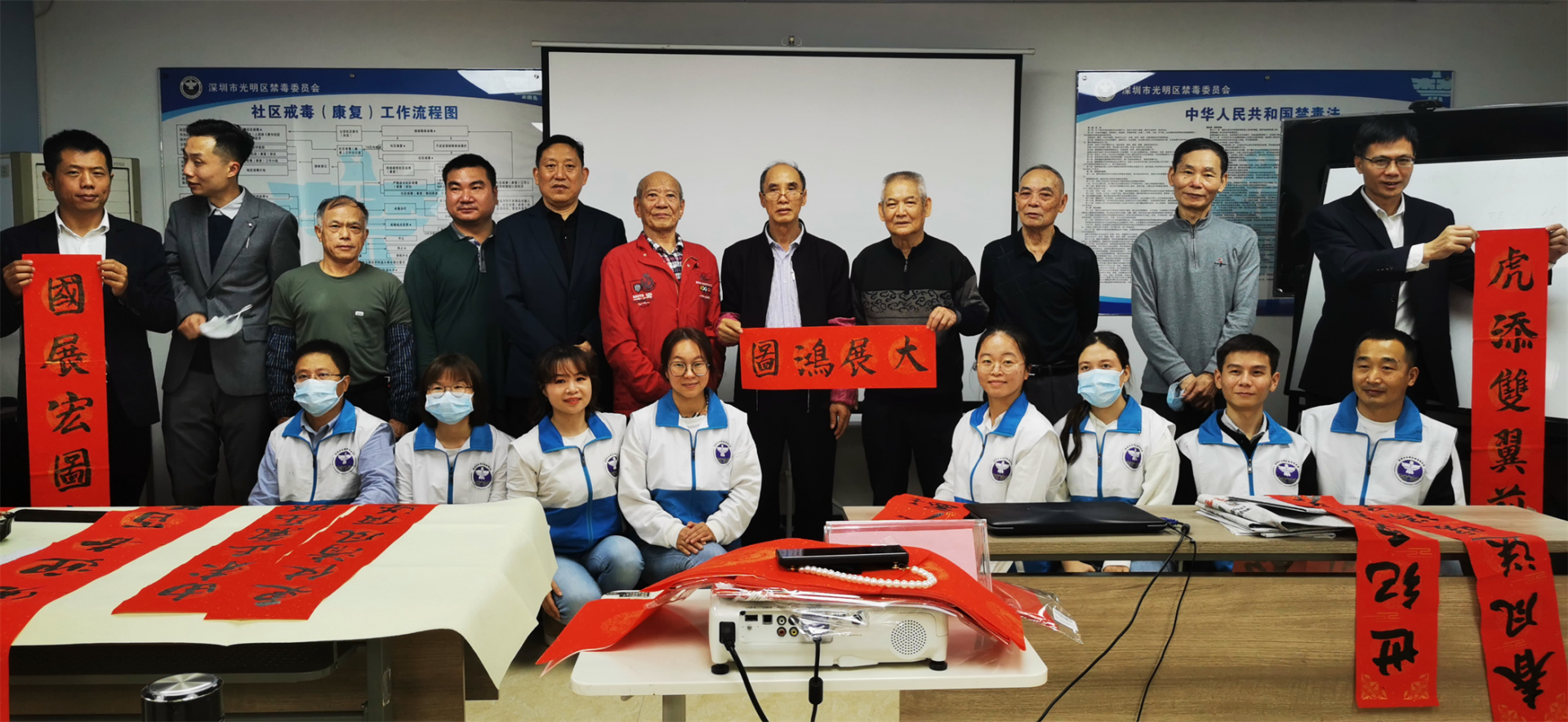 公明街道：辞旧迎新送春联 笔精墨妙写禁毒            