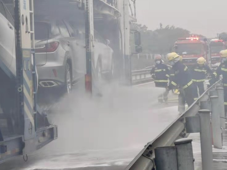 货车突然起火，汕汾高速收费员百米冲刺救援灭火挽回巨大损失