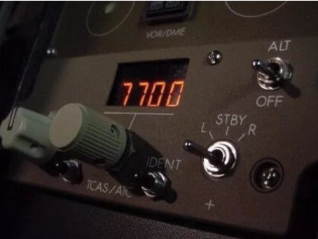 航班空中挂紧急代码，“7700”“7600”这些数字代表啥？