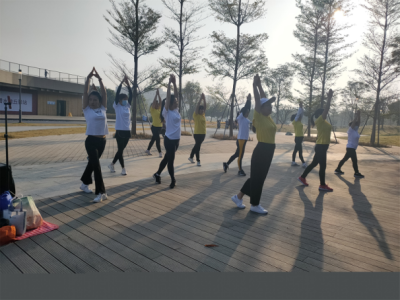 活力律动健康社区公明社区组织辖区妇女学习健身操放松身心