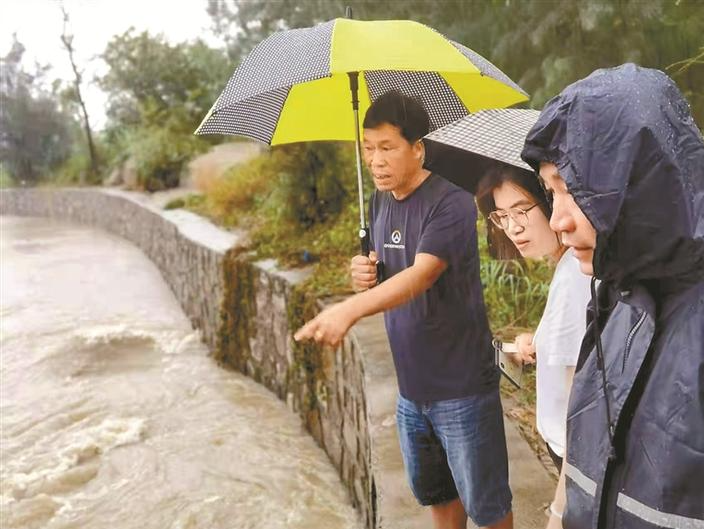 抗疫打头阵 暴雨涉险滩