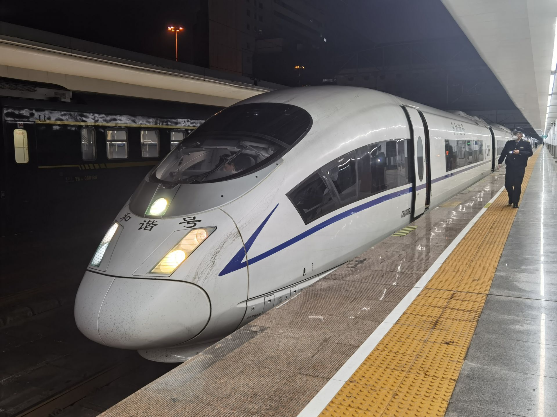 深圳站今日开出首趟春运高铁列车