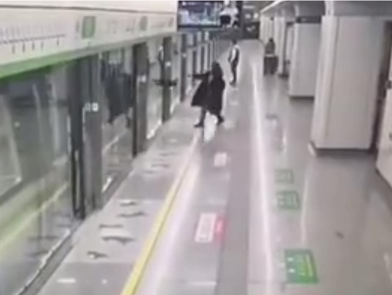 杭州一女子为赶地铁甩包阻断车门关闭，自称曾见人这样赶公交