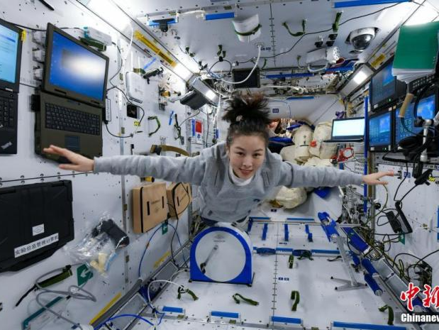 “太空教师”再创新纪录，王亚平成中国在轨时间最长航天员