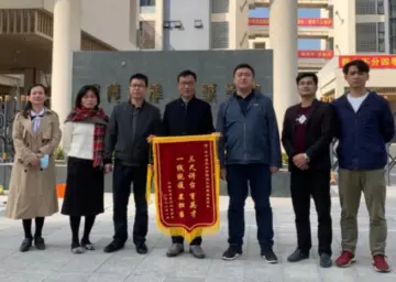 华中师大光明勤诚达附校开展疫情防控志愿服务勇担当获赠锦旗