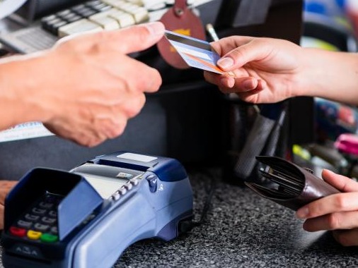 发改委明确银行卡刷卡服务费标准：借记卡不高于0.35% 