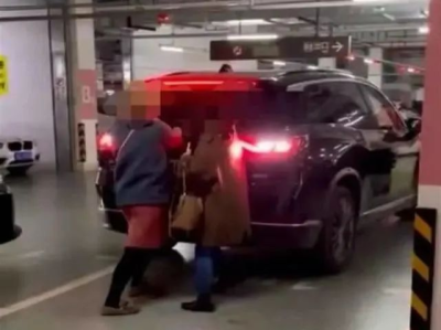 女子“人肉占车位”被强行顶开，警方发文回应！