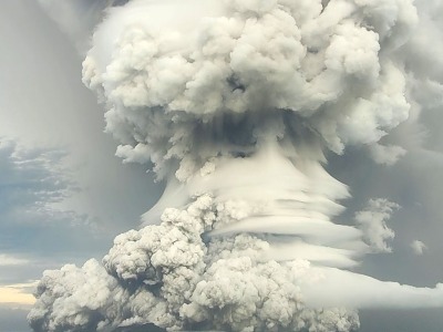海底火山喷发后的汤加：有民众称在火山灰笼罩下恍如“月表”