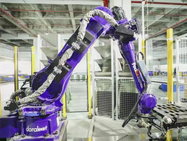 联邦快递启用人工智能分拣机器人，推动智能物流发展