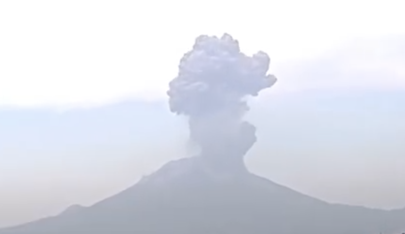 日本樱岛火山喷发 烟柱高达3400米