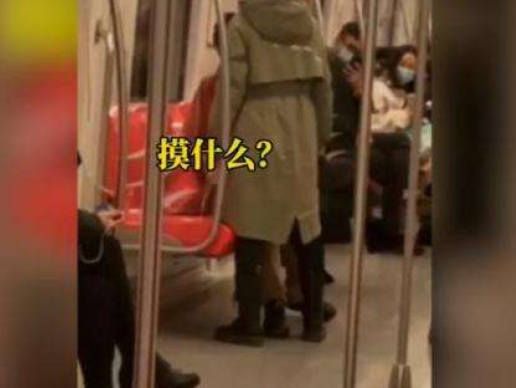 男子地铁上摸女子臀部被打耳光，警方：行拘男子，免罚女子