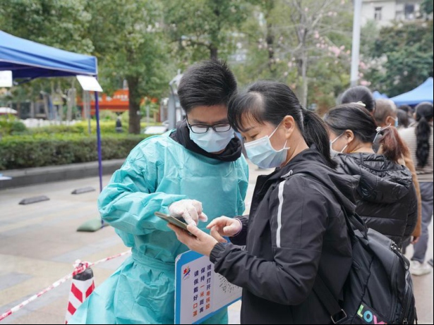 “老师，你怎么会在这里？”福田区教师志愿者下沉社区抗击疫情