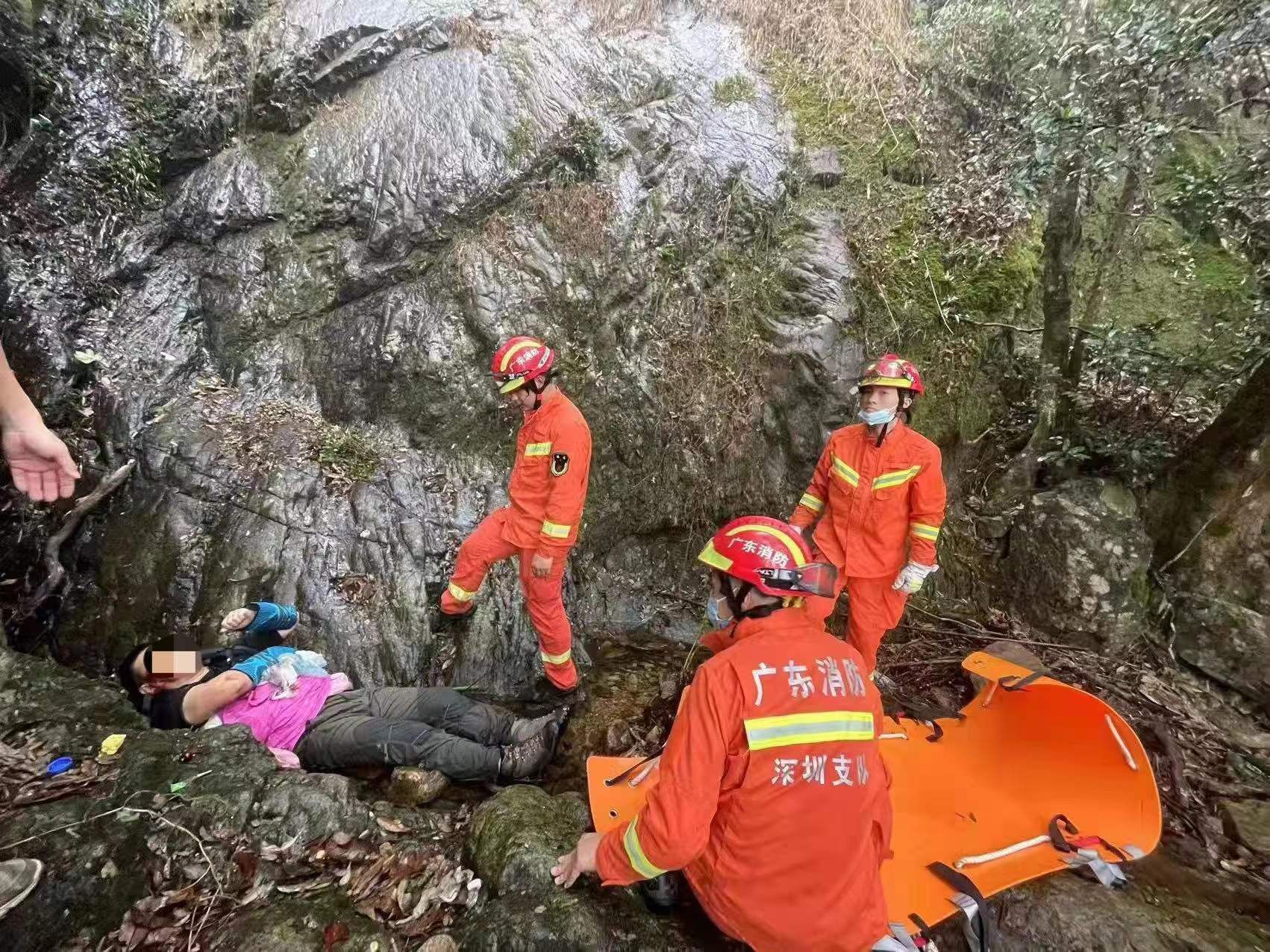 男子登山跌落7米悬崖 消防12小时接力救援 