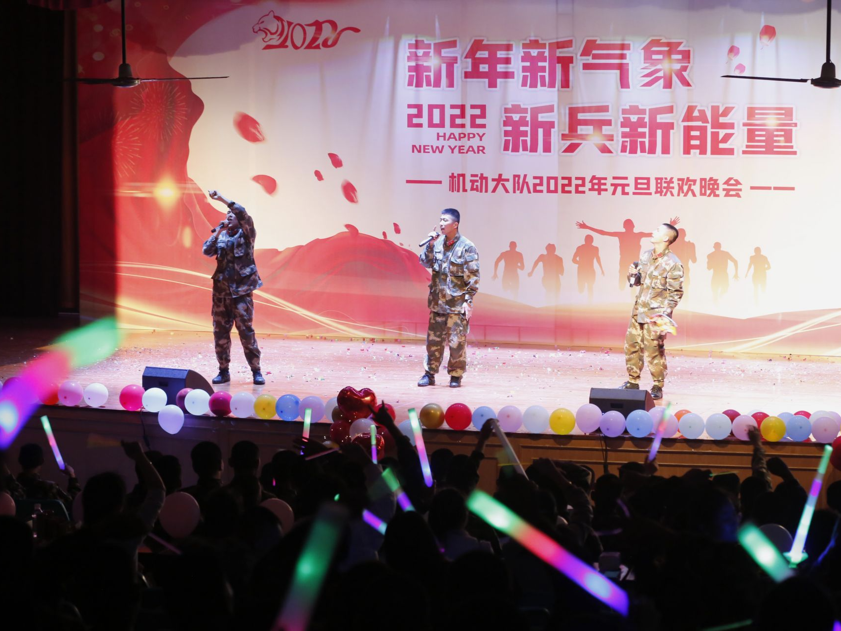 深圳武警官兵举办2022年元旦晚会