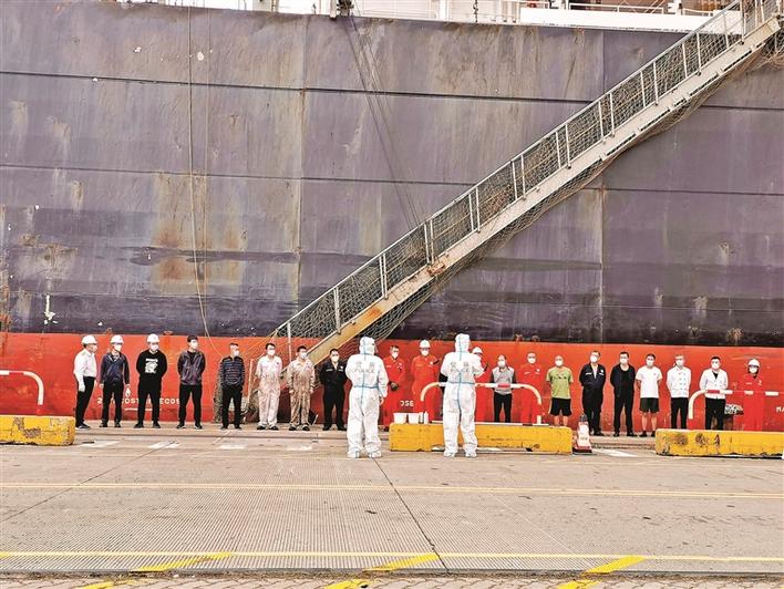 大铲湾边检站为“中谷江苏”轮23名中籍船员快速办理入境手续 助力远洋船员同胞返乡过年