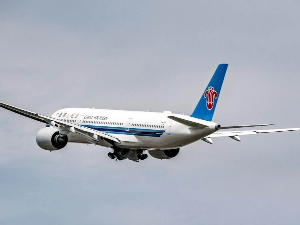 南航首批空客大型远程宽体A350客机落地深圳 