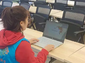 光明街道V爱之家巧用绘本促进亲子关系            