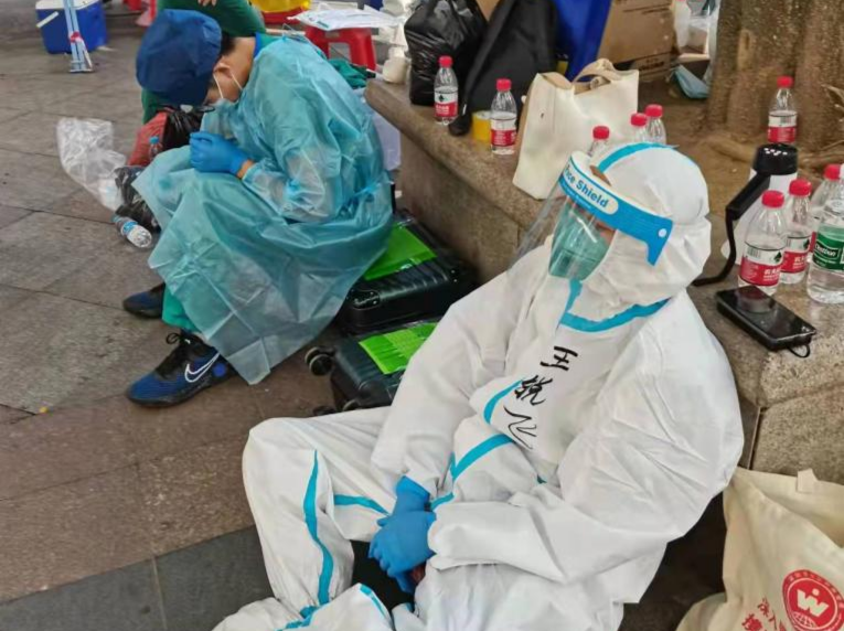 致敬！医护人员分秒必争，再现疫情应对下的“深圳速度”