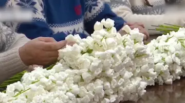 “巧手妈妈”们织出1万5千朵冬奥颁奖花束