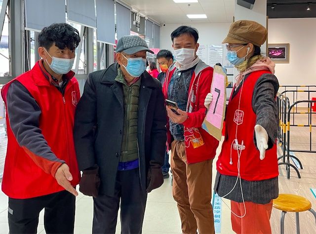 点赞！横岗这位104岁老爷爷坚持到站点做核酸检测
