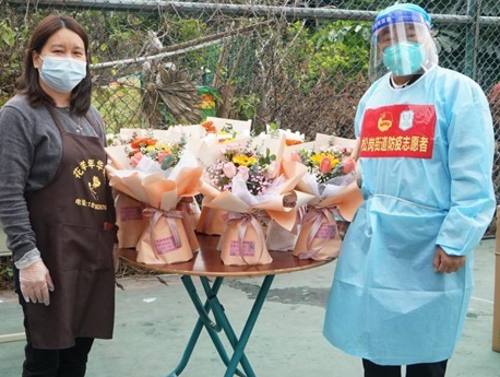暖心！店主自制爱心花束，致敬松岗核酸采集点“大白”
