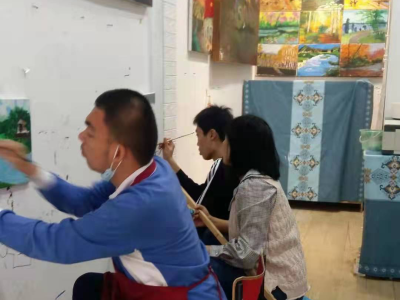 “我可以靠画画独立生活！” 深圳有群自闭症青年在爱心画廊画画、康复治疗