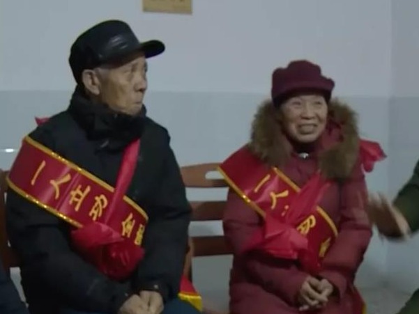 “我的崽得了国家的奖章，比过年还高兴！”