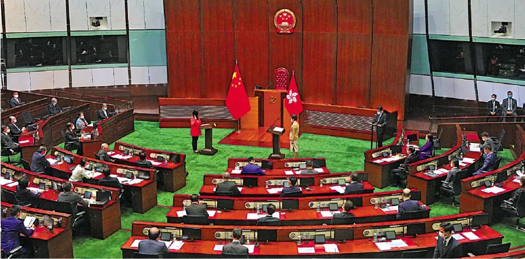 香港特区立法会议员首次在国徽下宣誓