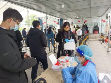 华中师大光明勤诚达附校组队开展核酸检测志愿服务获社区群众点赞
