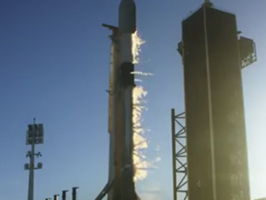 新年全球第一发！SpaceX送49颗星链卫星上天