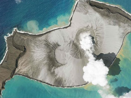 汤加火山喷发波及日本列岛，海啸浮石接踵而至