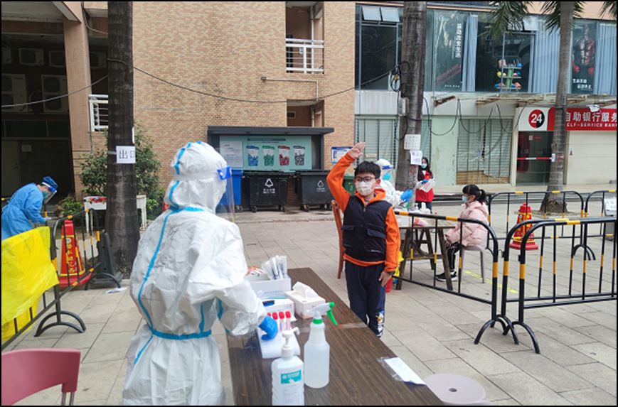 暖！深圳小学生向核酸采集“大白”敬礼致谢