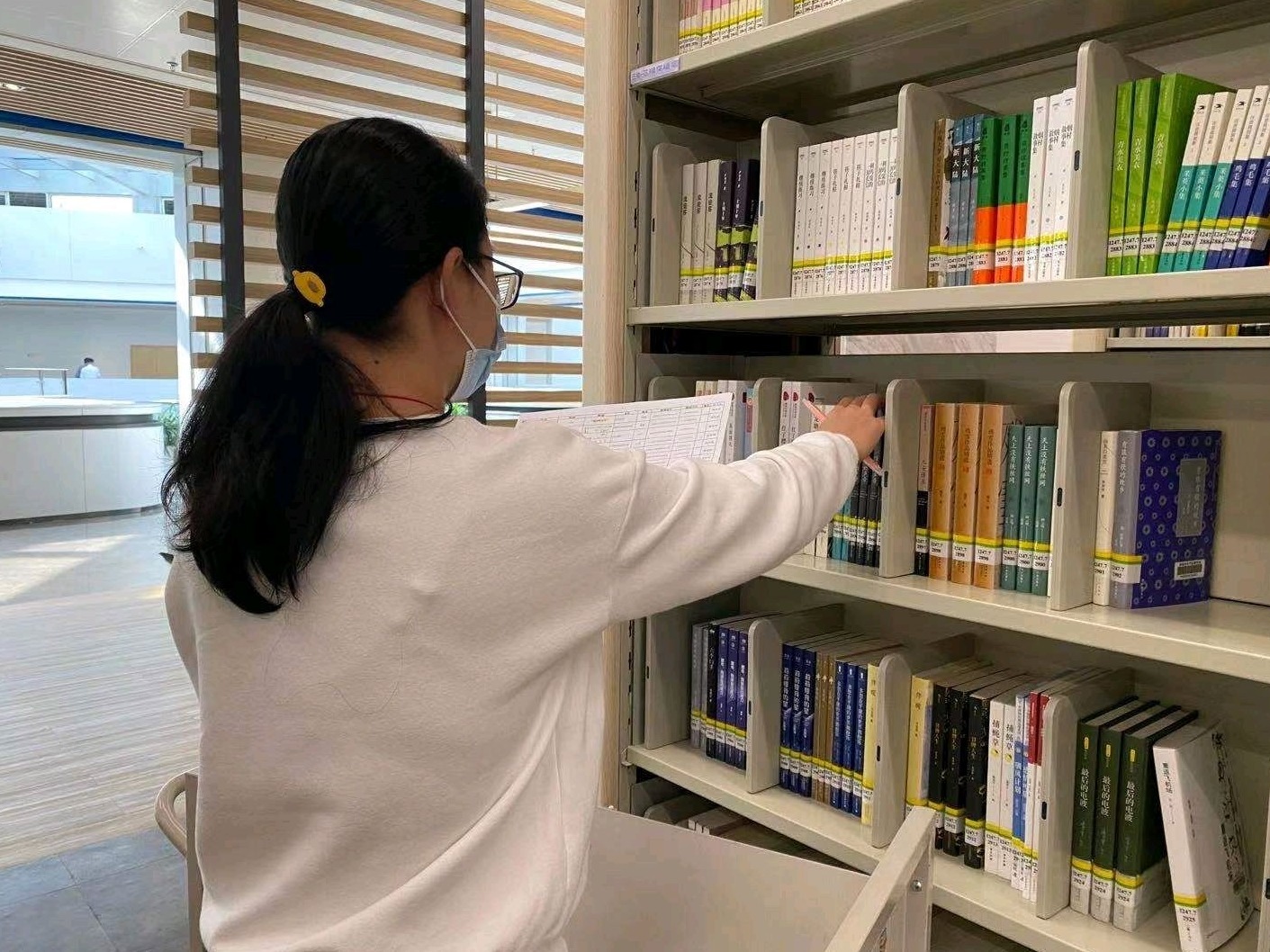 珠海：闭馆无法借书？金湾图书馆决定免费送书上门，春节别闲着哦