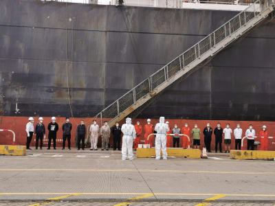 大铲湾边检助23名远洋船员返乡过年  