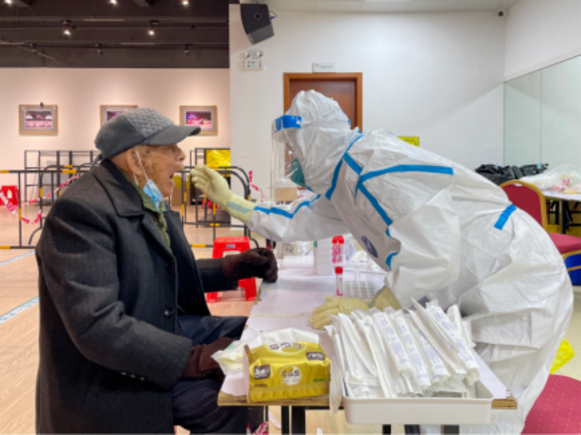 “不给政府添麻烦！”横岗街道104岁老人坚持到检测点现场做核酸