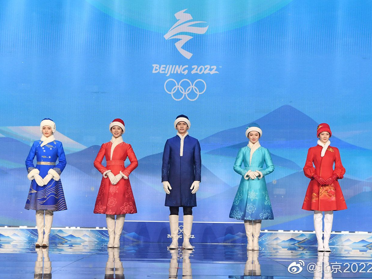 北京冬奥会和冬残奥会颁奖礼仪服发布，灵感来自瑞雪、祥云