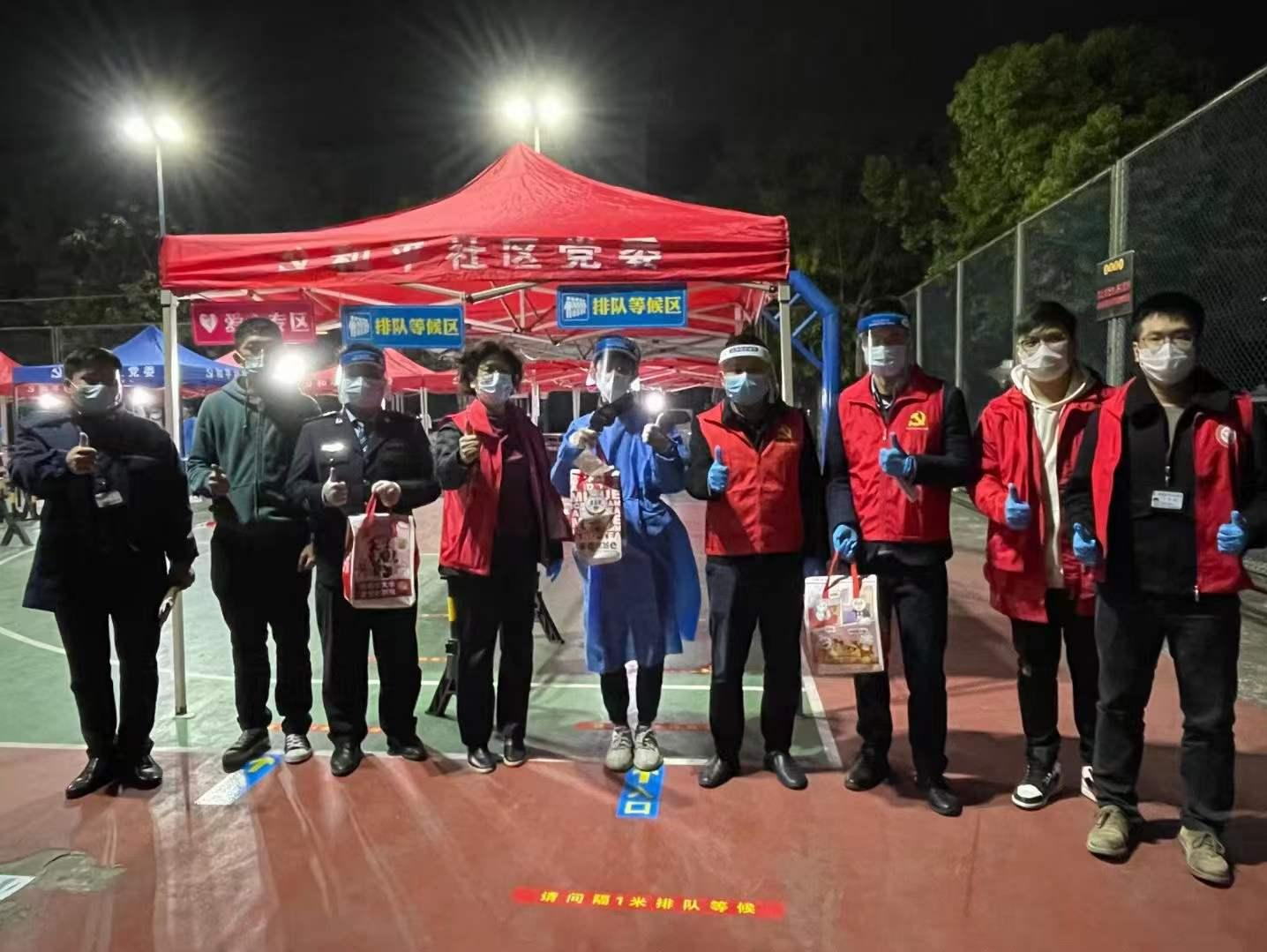 爱心市民的奶茶，人大代表的锦旗和鲜花……致敬白衣战士！