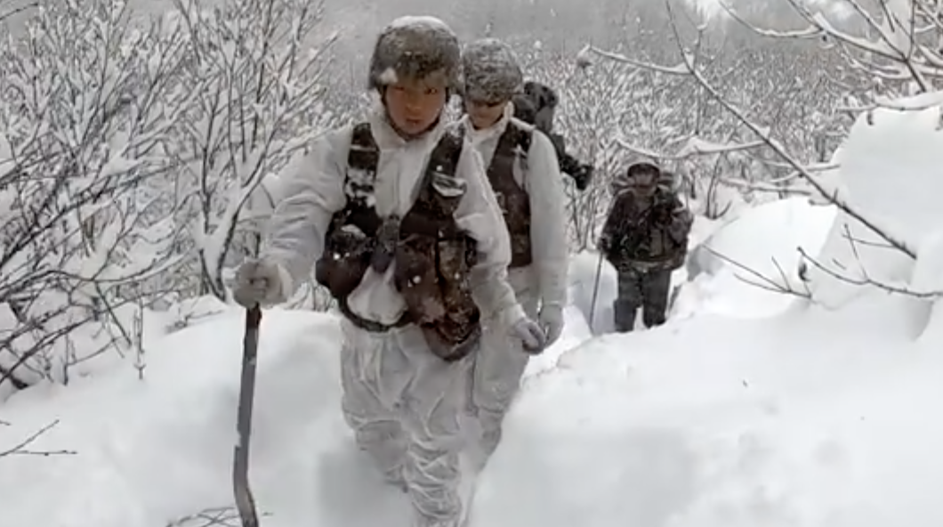 辛苦了！边防战士在齐腰深积雪中巡逻