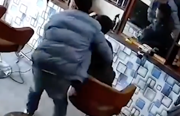 理发师在地震第一瞬间保护孩子