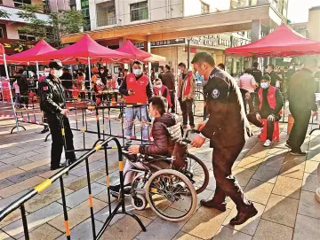 光明街道：网格员接送八旬老人完成核酸检测