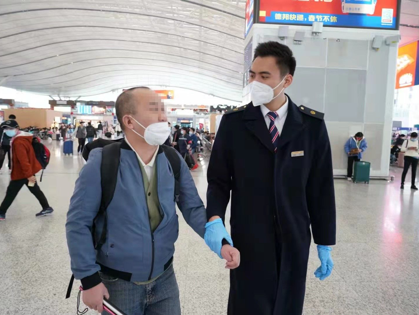 深圳火车站连续6年推出盲人旅客订票服务，累计服务旅客1300多人次