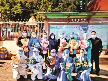 光明区各街道、社区为防疫一线医护人员送上鲜花、感谢卡