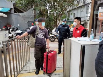莲塘街道一男子违反防疫管理规定强行离开管控点被批评劝返 