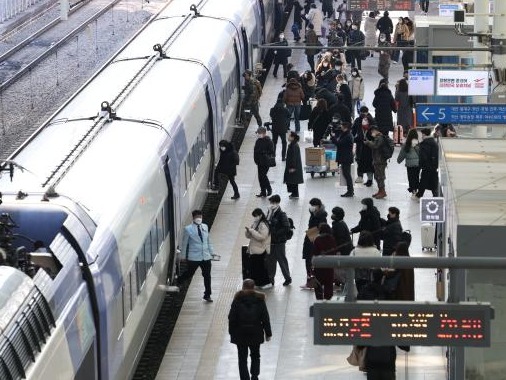 韩国春运启幕：返乡旅客络绎不绝，多趟列车车票售罄