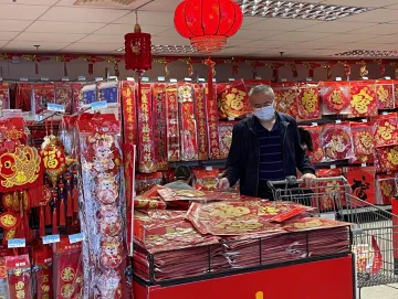 深圳年货市场热度持续攀升！商家春节不打烊 年货丰富又健康