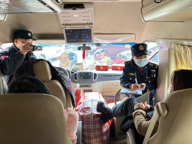 严控疫情传播风险，深圳市交通运输行政执法支队执法人员查处“黑中巴”